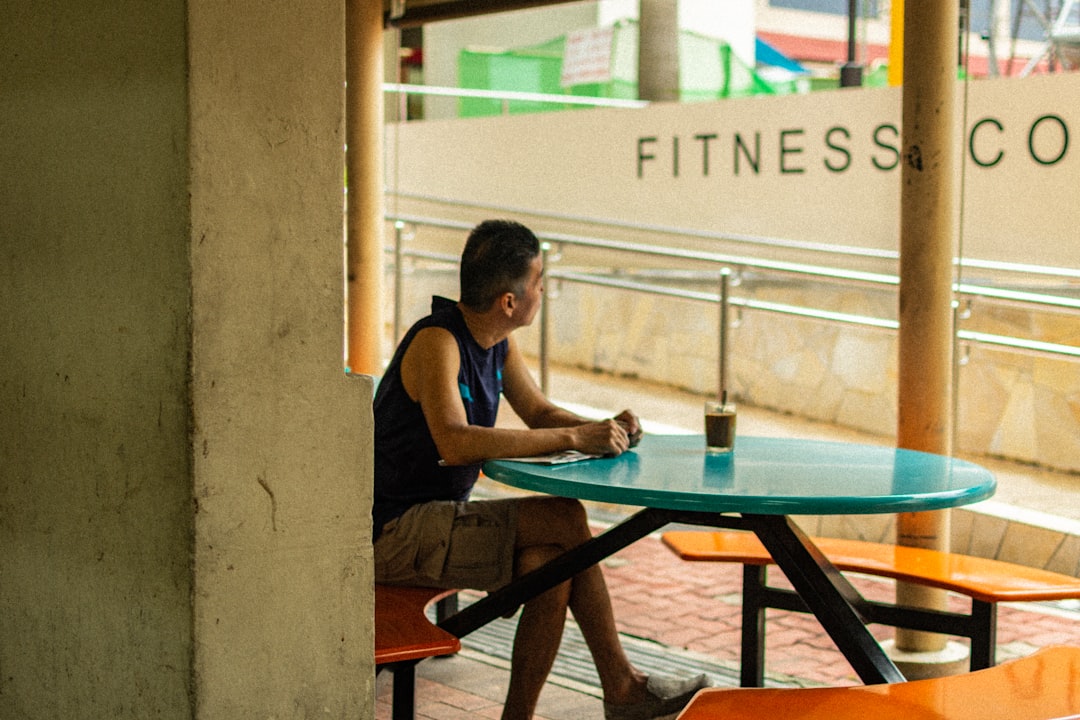 Kā praktizēt apzinātību darba vietā: 7 vienkārši vingrinājumi garīgās veselības uzlabošanai 2025. gadā.