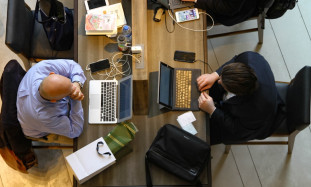 Kā izveidot produktīvu sadarbību attālinātā komandā: 7 rīki panākumiem 2025. gadā