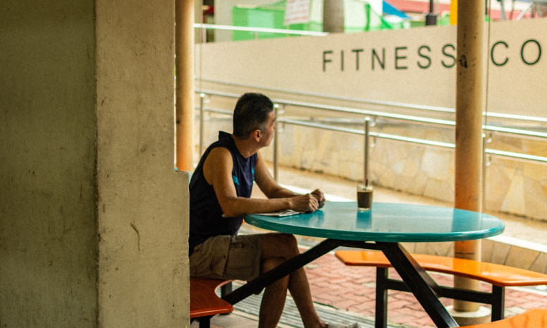 Kā praktizēt apzinātību darba vietā: 7 vienkārši vingrinājumi garīgās veselības uzlabošanai 2025. gadā.