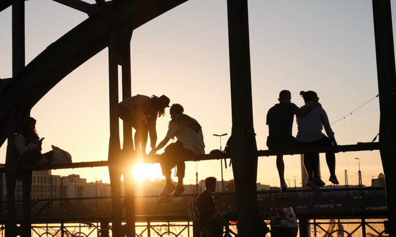 Top-5 tendences hibrīdās darba jomā: kā pielāgoties jauniem darba devēju prasībām 2026. gadā