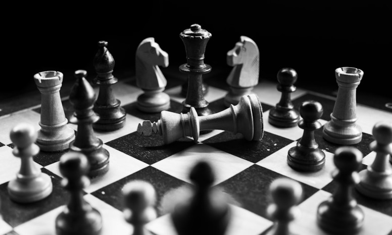 Slepenie konstruktīvā konflikta: kā pārvērst atšķirības par izaugsmes iespējām komandai 2025. gadā.