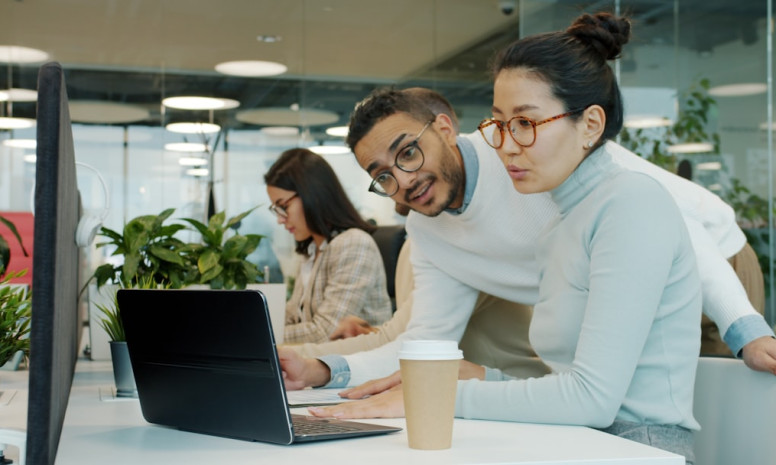Kā attīstīt kritiskās domāšanas prasmes, lai pieņemtu pamatotus lēmumus darbavietā: 5 metodes karjeras izaugsmei 2025. gadā.
