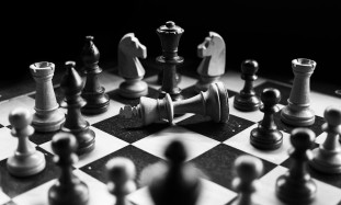 Slepenie konstruktīvā konflikta: kā pārvērst atšķirības par izaugsmes iespējām komandai 2025. gadā.